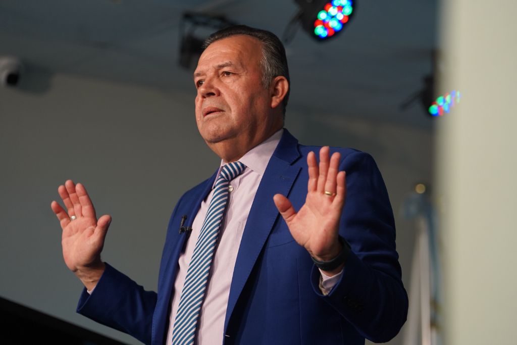 Pastor José Lopez predicando